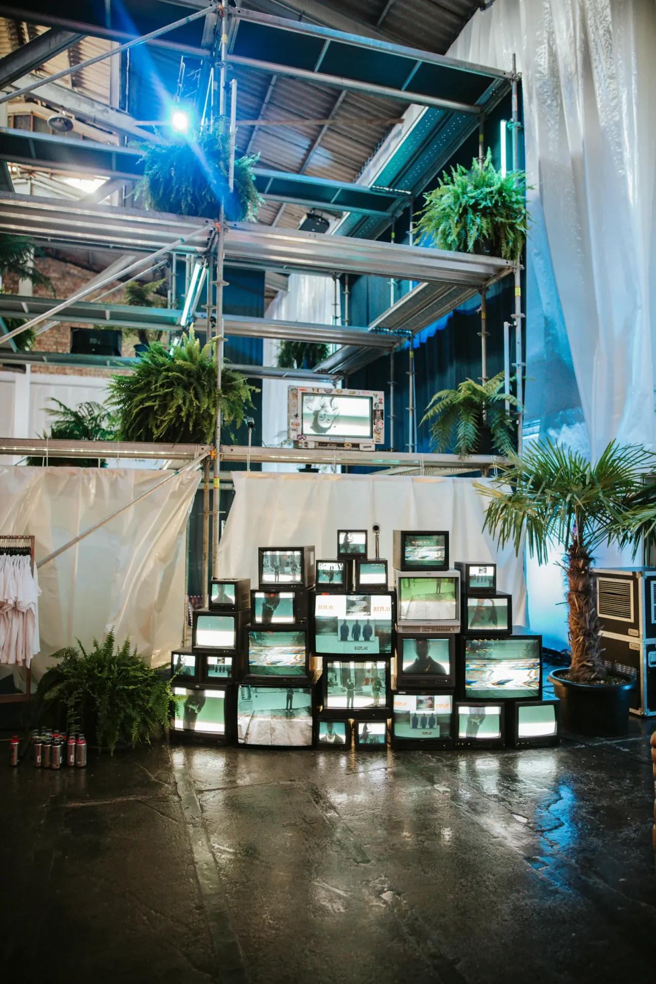 Set-Design mit TV-Monitoren im Komplex
