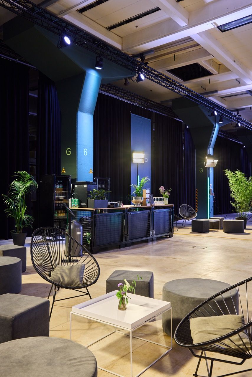 Loungebereich mit Sitzgruppen und Empfang bei einem Event im NLND